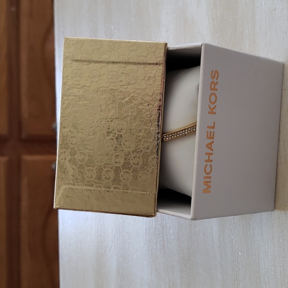 NWT SEND OFFER for MK & box. Exquisite bracelet - Picture 9 of 9